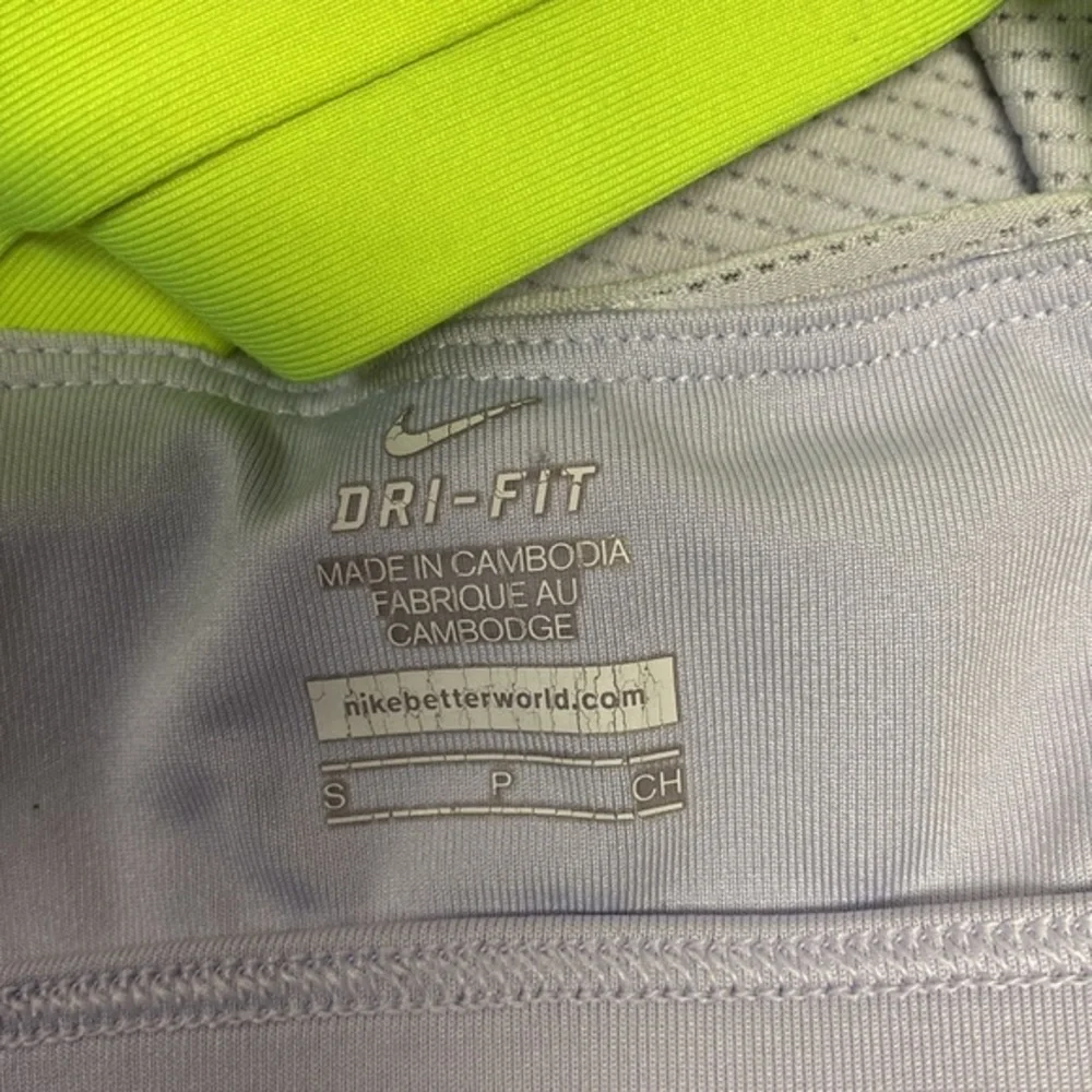 Woman's Nike‎ top